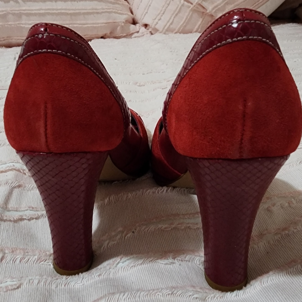 Marc Jacobs Red Suede Snake Print Peep-Toe Heels - Picture 5 of 17